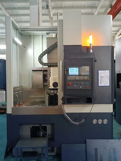 Welche Rolle spielt der Servomotor in einer schweren Vertikaldrehmaschine?